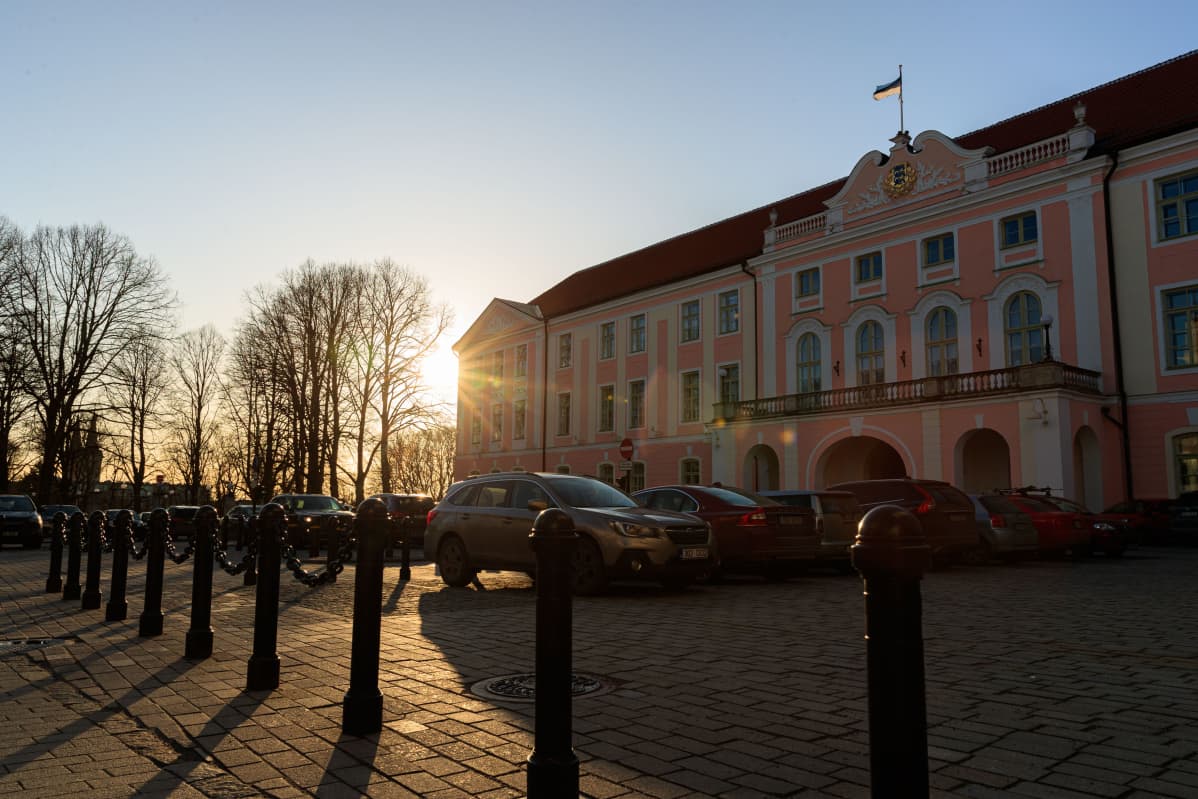 Viro harjoittaa vahvasti uusliberalistista talouspolitiikkaa.