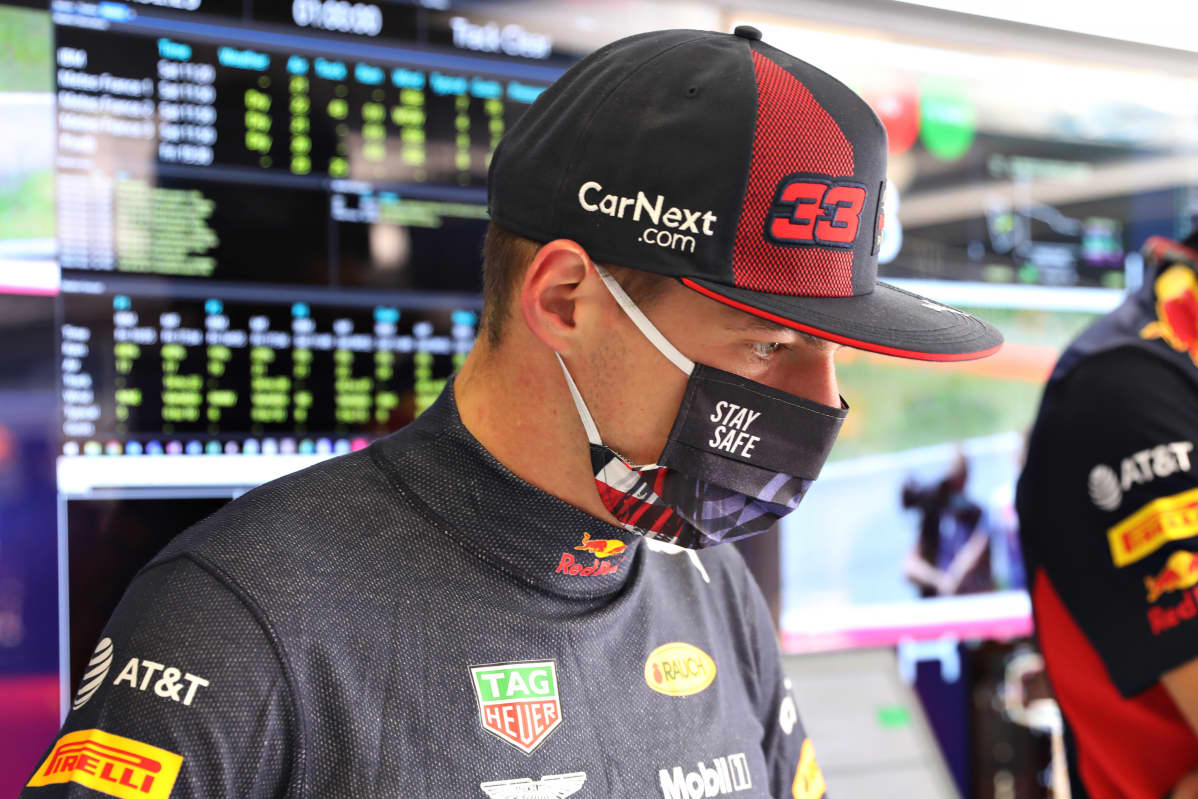 Max Verstappen lähikuvassa varikkopilttuussa.