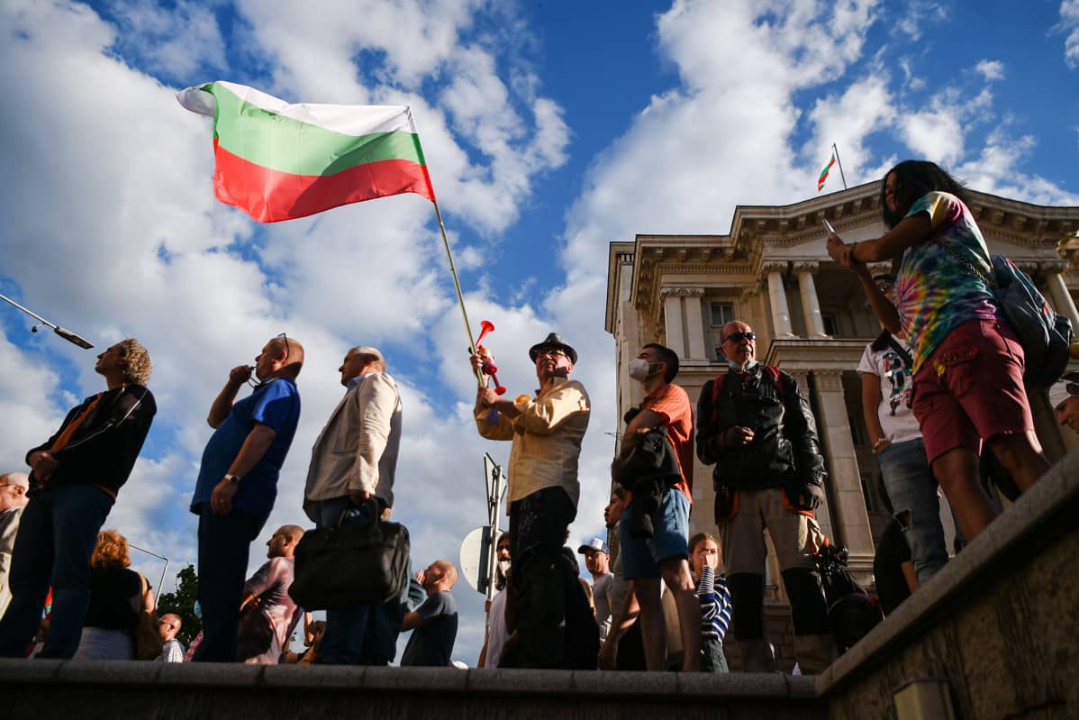 Kuvassa osoitetaan mieltä Bulgariassa heinäkuussa.