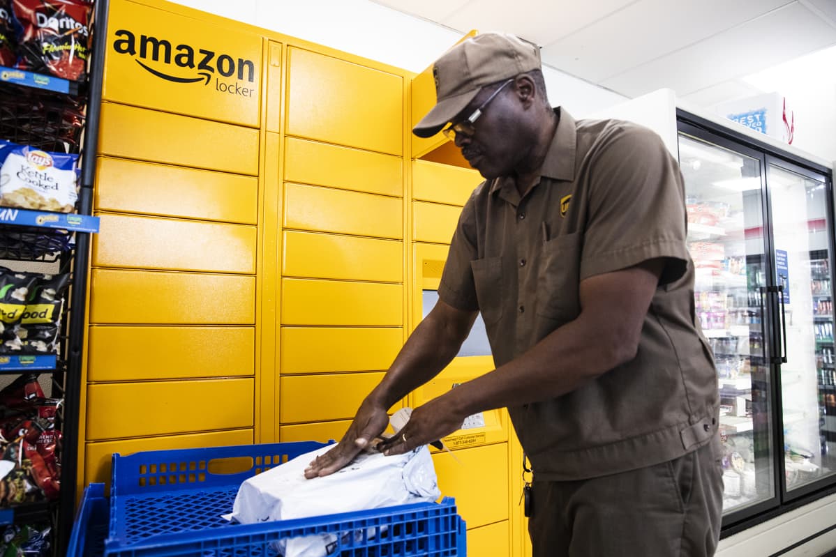 Kuvassa toimitetaan Amazonin pakettia.