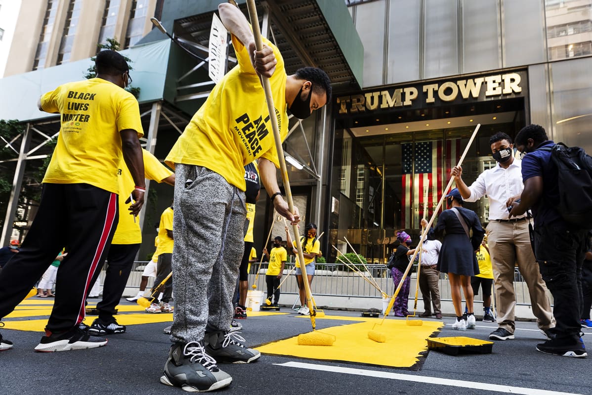 Kuvassa maalataan Trump Towerin eteen tekstiä "Black Lives Matter".