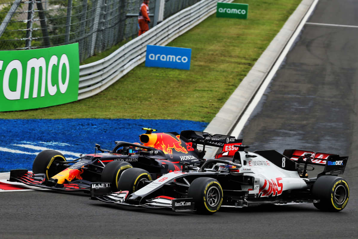 Alexander Albon ohittaa Romain Grosjeania Unkarin kisassa 2020.
