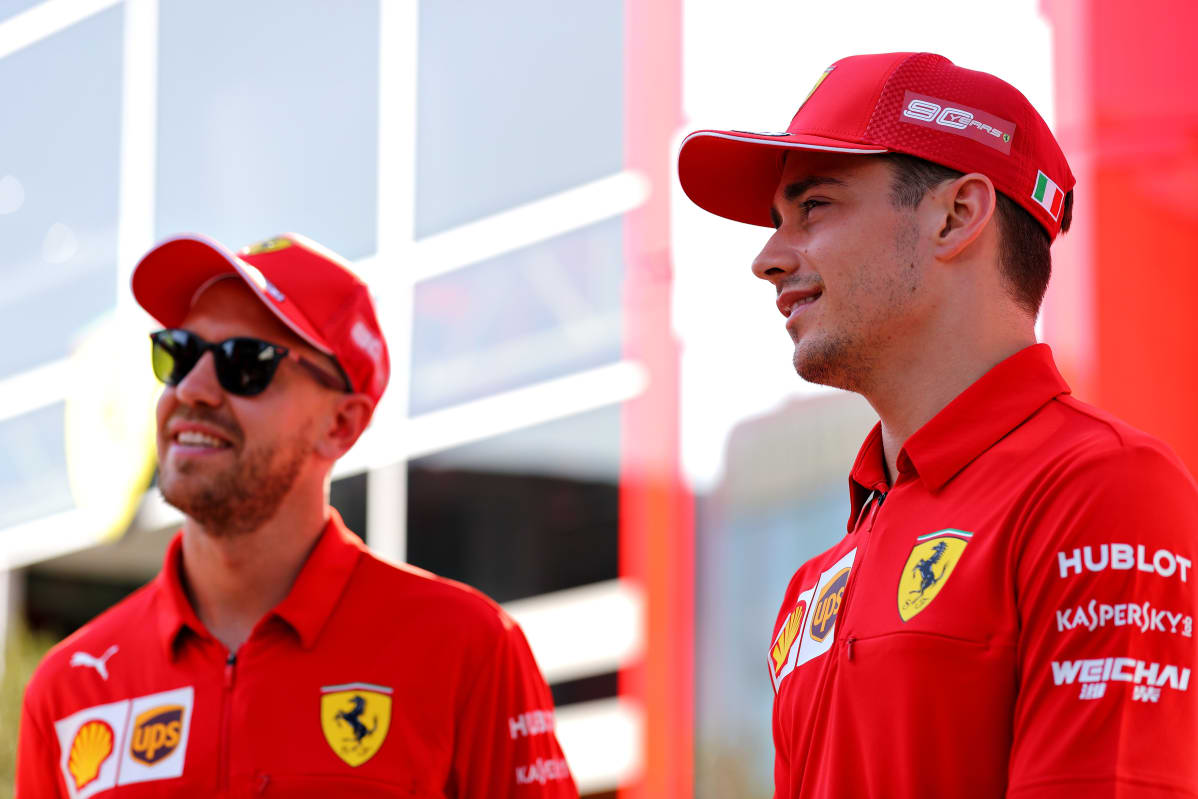 Sebastian Vettel ja Charles Leclerc taistelivat viime vuonna kärkisijoista. Nyt tilanne on toinen.