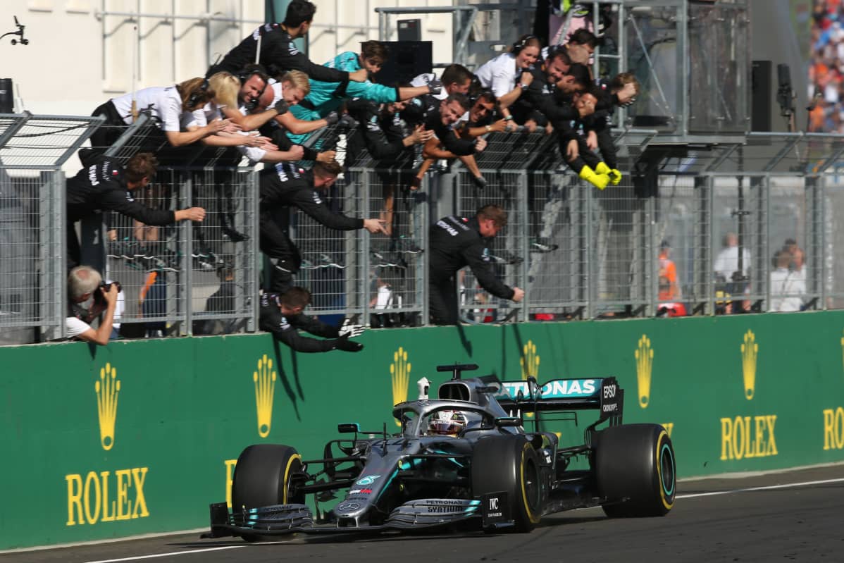Mercedeksen Lewis Hamilton on dominoinut kahta viime osakilpailua mestarin ottein.