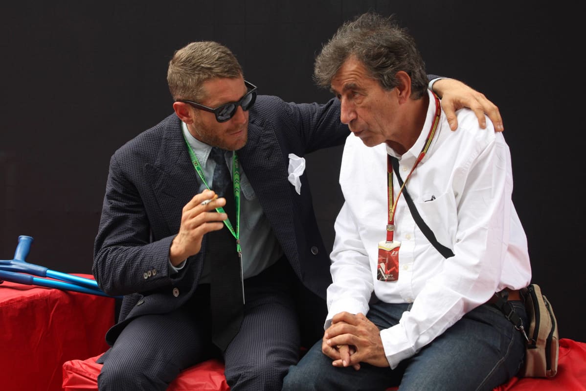Muotialalla nykyisin vaikuttava Lapo Elkann ja Pino Allievi keskustelemassa Interlagosin varikkoalueella Brasiliassa 2014. Lapo Elkann on Ferrarin nykyisen puheenjohtajan John Elkannin pikkuveli. Veljekset kuuluvat kuuluisaan Agnellin sukuun, sillä heidän äitinsä on autojätti Fiatia vuosina 1966–1996 johtaneen Gianni Agnellin tytär.