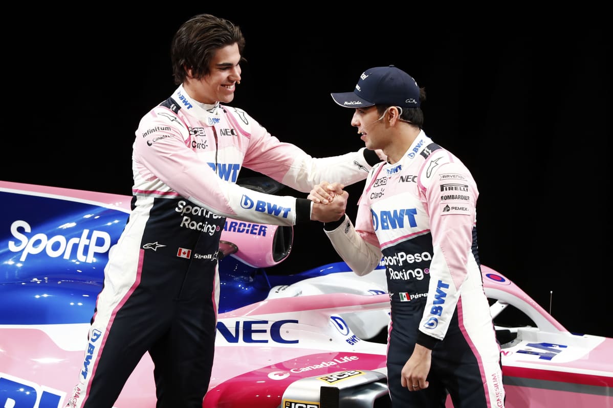 Racing Pointin Lance Stroll ja Sergio Perez paiskaavat kättä