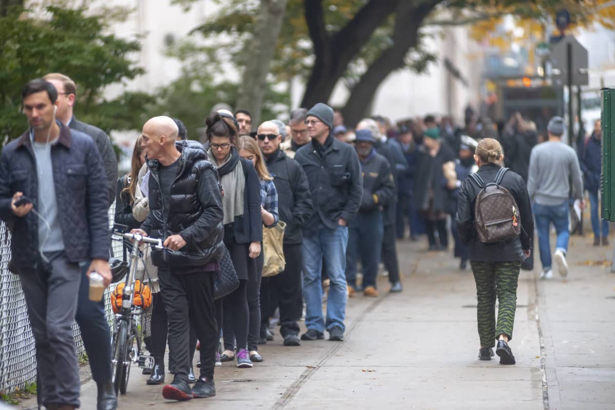 Ihmiset jonottavat äänestämään New Yorkin Chelseassa, välivaalit 2018