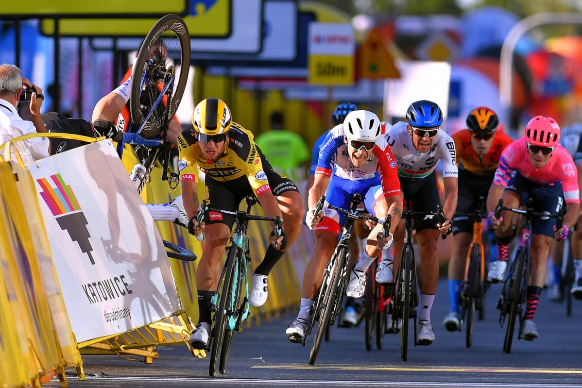 Dylan Groenewegen tönäisee Fabio Jakobsenin päin mainoskylttejä