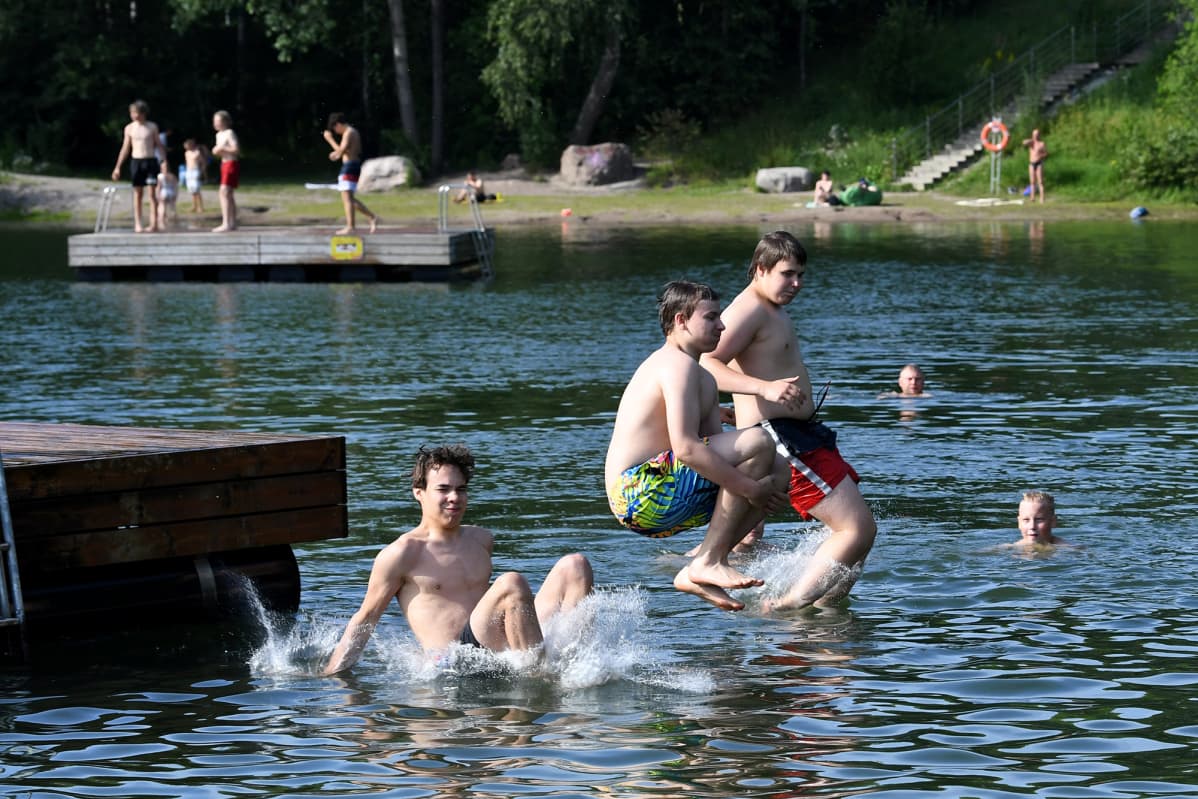 Uimareita Vetokannaksen uimarannalla Vantaalla.