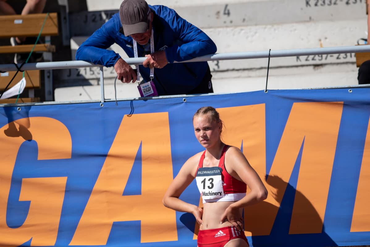 Matti Liimatainen antaa ohjeita Saga Vanniselle