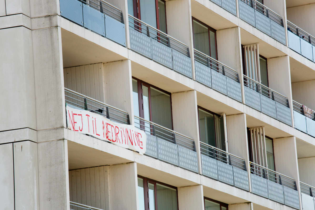 Ei talojen purkamiselle, lukee kerrostalon parvekkeella roikkuvassa kyltissä.