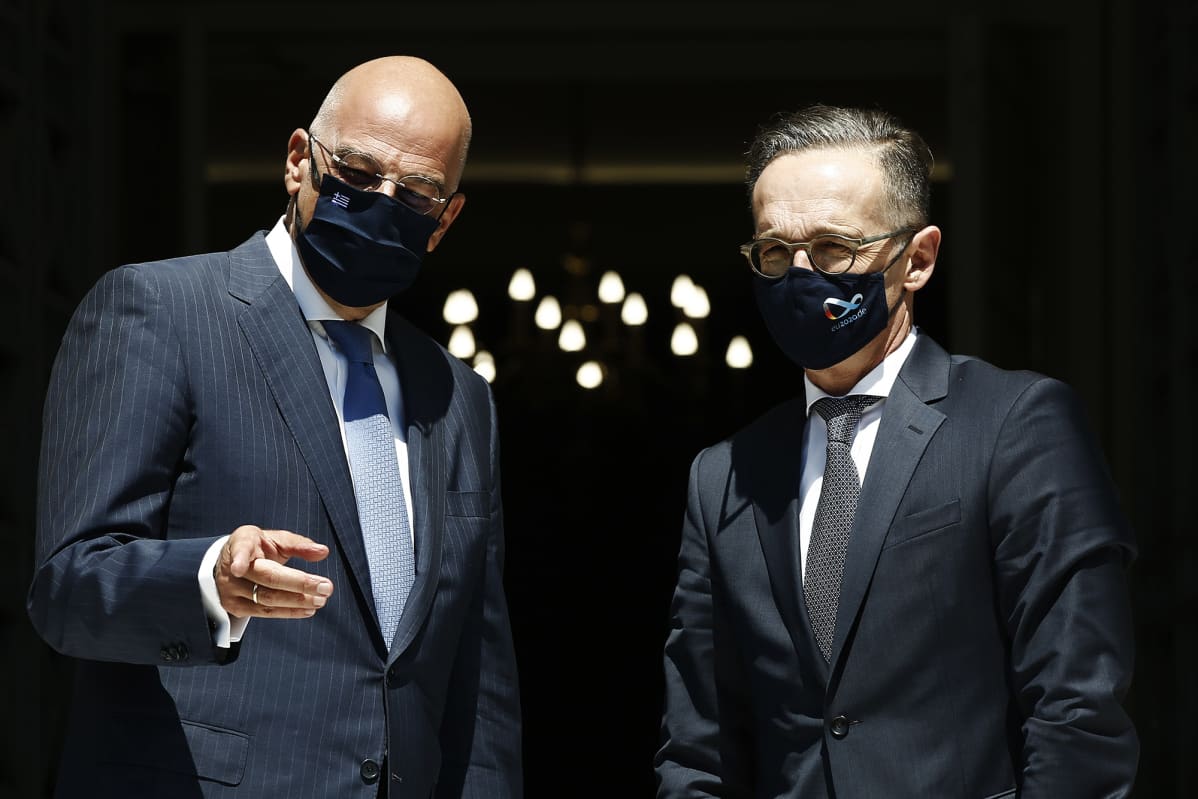 Kuvassa ovat Heiko Maas ja Nikos Dendias.