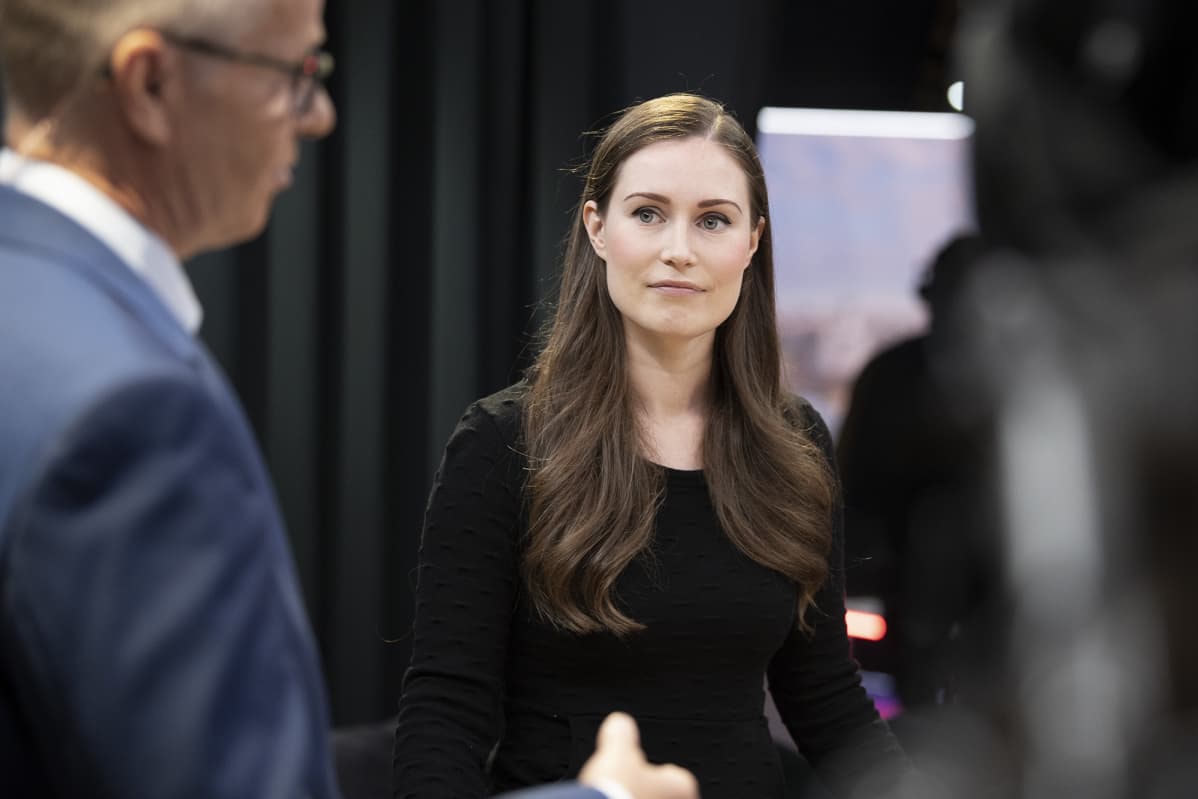 Sanna Marin valmistautumassa Ykkösaamuun.