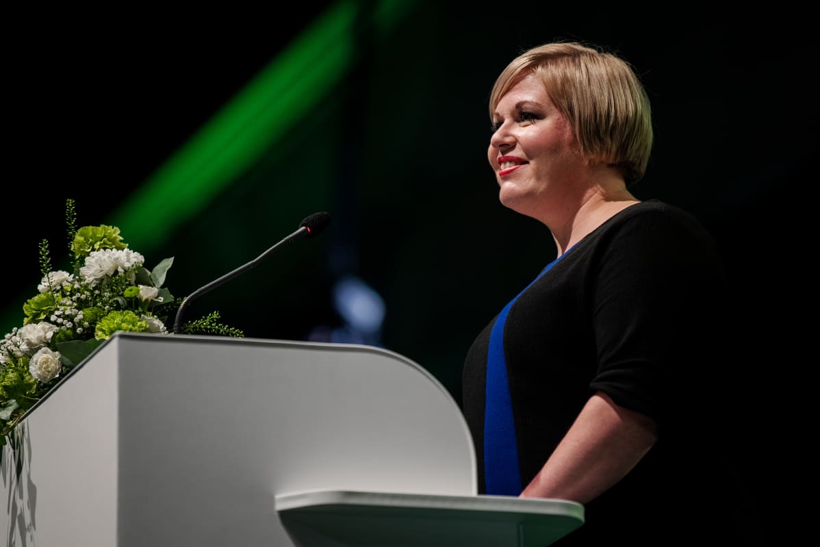 Kuvassa on Annika Saarikko puoluekokouksessa 2020.