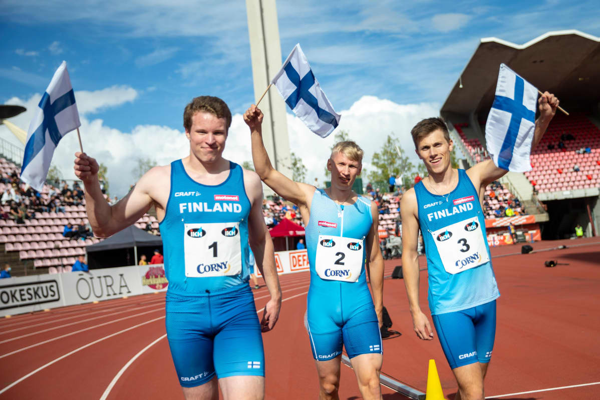 Samuel Purola, Samuli Samuelsson ja Oskari Lehtonen juhlivat kolmoisvoittoa 200 metrllä.
