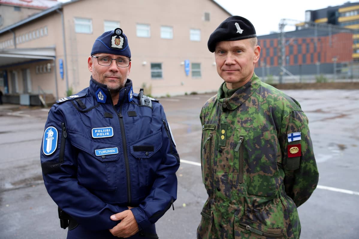 Virkaveljet yhteisissä harjoituksissa. Hämeen poliisilaitoksen komisario Ari Turunen ja Panssariprikaatin everstiluutnantti Hannu Koivisto.