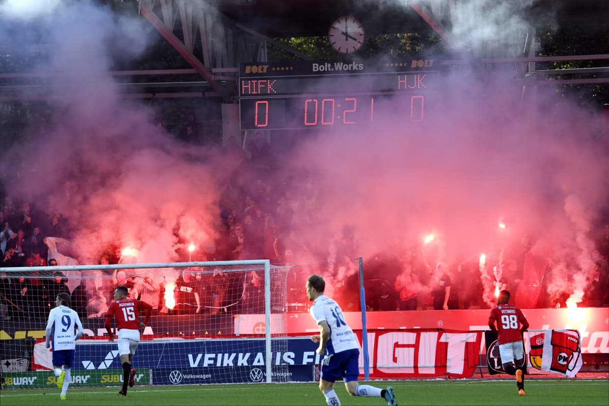 HIFK:n kannattajien soihdut paloivat Töölön jalkapallostadionilla.