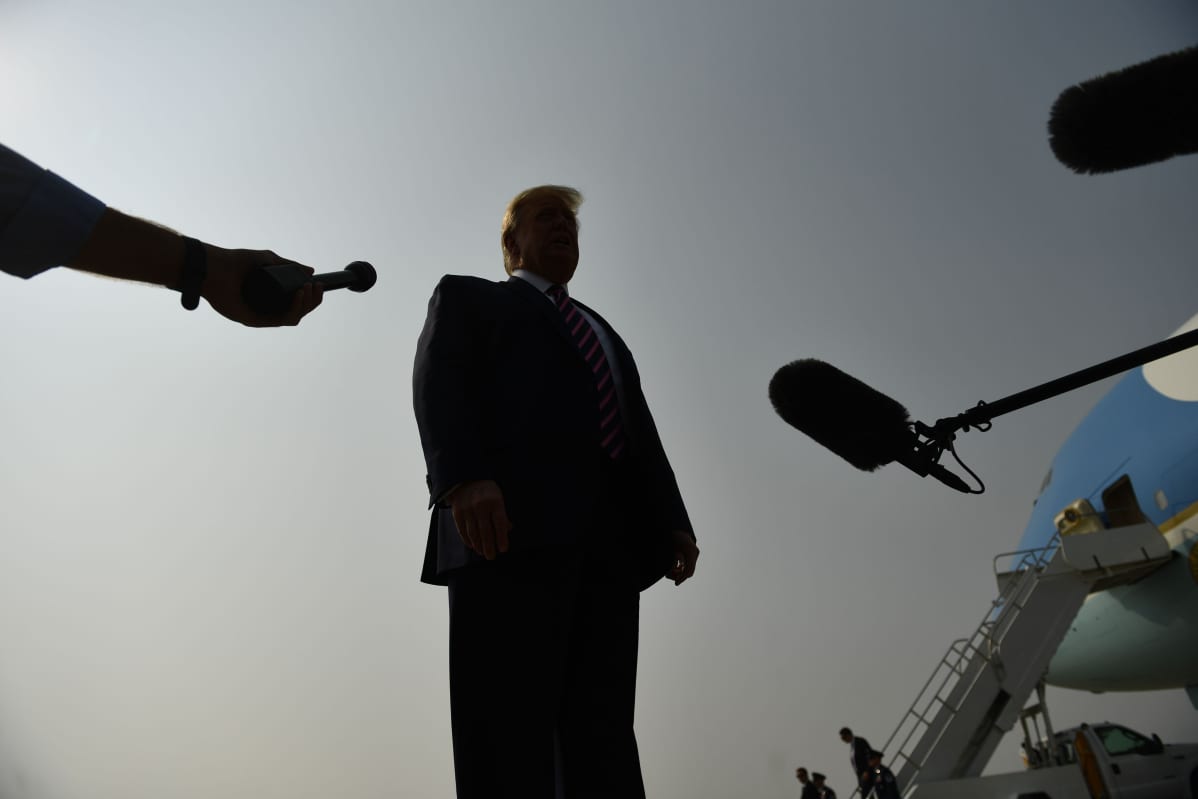Donald Trump puhui medialle Sacramenton lentokentällä, Kaliforniassa maanantaina.