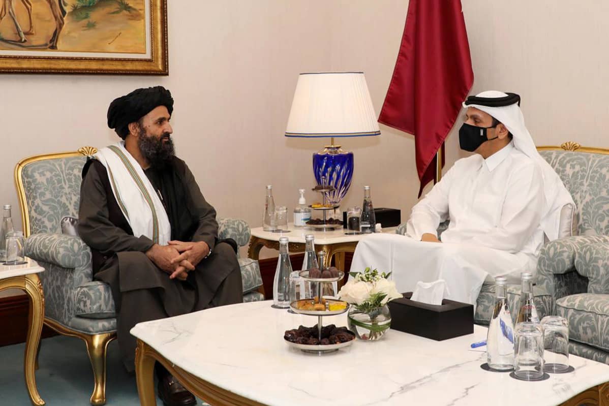 Kuvassa ovat Abdul Ghani Baradar ja Sheikh Mohammed bin Abdulrahman al-Thani.
