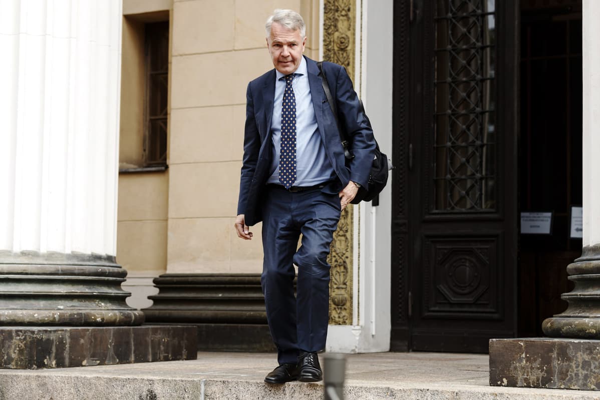 Ulkoministeri Pekka Haavisto poistuu hallituksen neuvotteluista Säätytalolta Helsingissä 25. elokuuta 2020.
