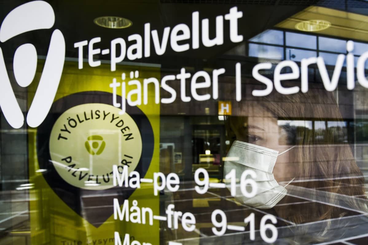 Asiakas astuu Helsingin Työllisyyden palvelutorille Pasilan TE-toimistoon 28. heinäkuuta.