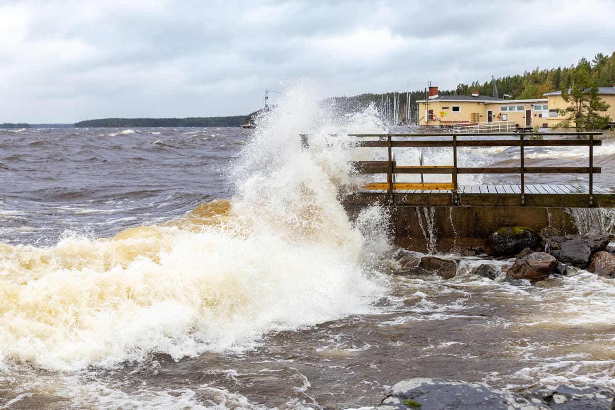 Näsijärven aallot lyövät rantaan Rauhanniemen kansankylpylän edustalla.