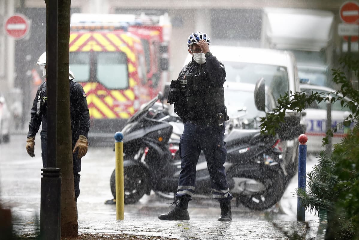 Poliisit partioivat lähellä Charlie Hebdon entistä toimitusta Pariisissa.