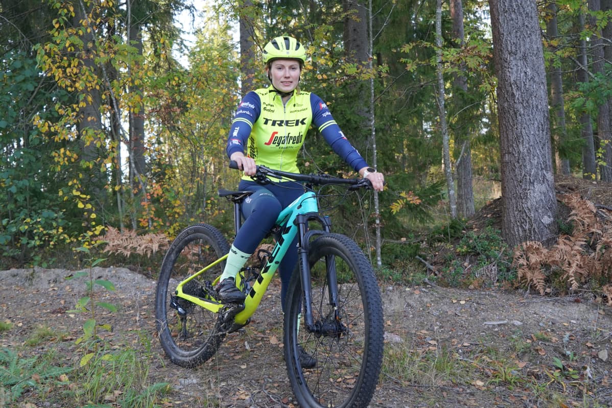 Lotta henttala pyöränsä kanssa