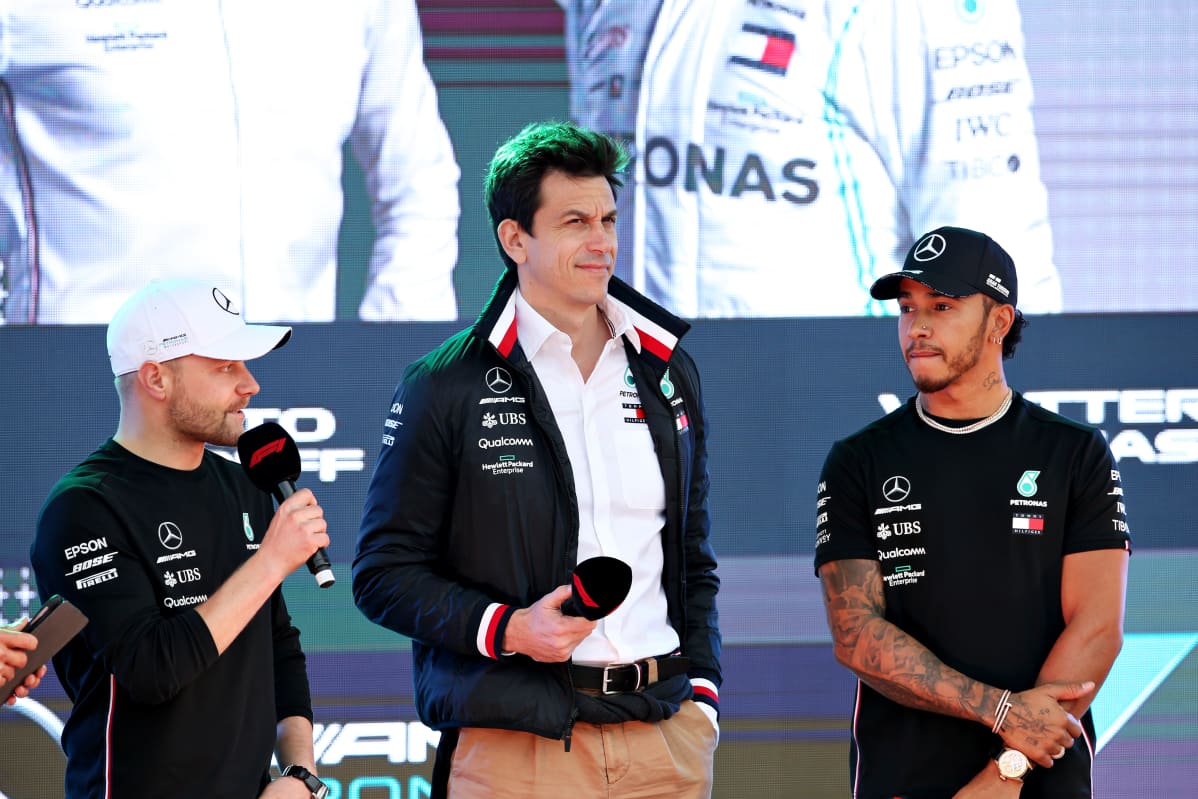 Valtteri Bottas (vas.), Toto Wolff (kesk.) ja Lewis Hamilton (oik.)