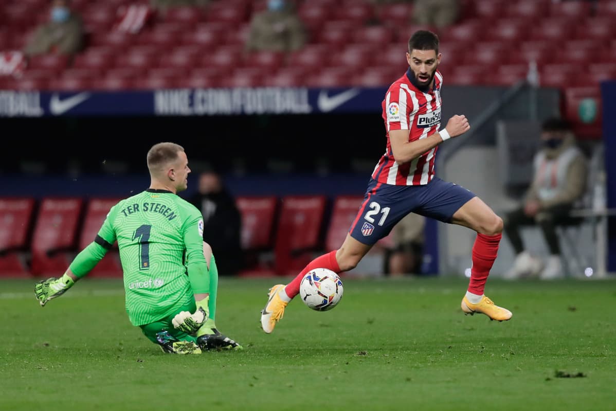 Yannick Carrasco ohittaa Marc-Andre ter Stegenin ja edessä on tyhjä maali.