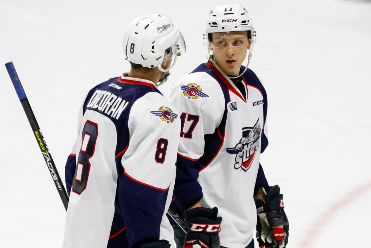 Igor Larionovin poika Igor Larionov junior (oik.) pelasi Pohjois-Amerikan junioriliigaa OHL:ää vuosina 2017–2019 Windsor Spitfiresin riveissä.