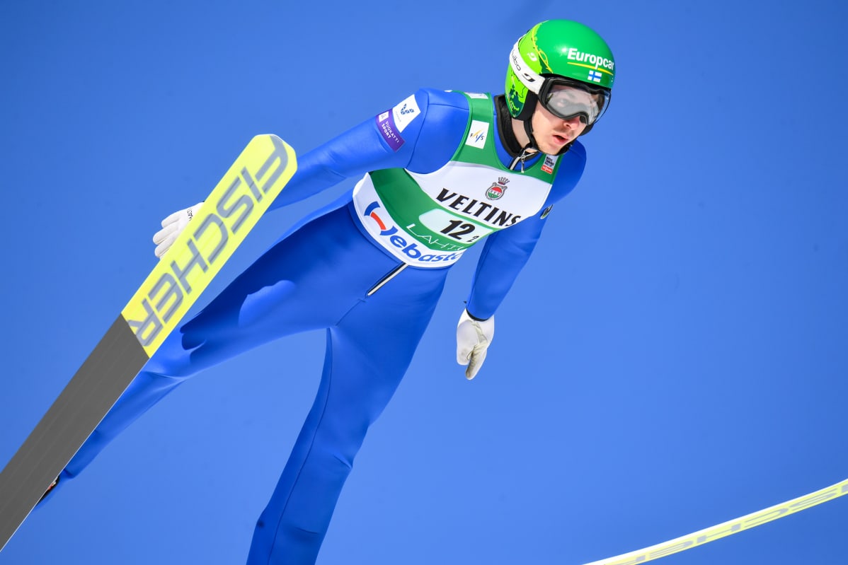 Ilkka Herola ilmassa Lahden maailmancupissa 2020.