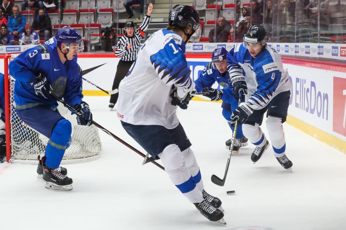 Ville Heinola pelaa kiekolla Kazakstanin maalin takana nuorten MM-kisoissa 2020.