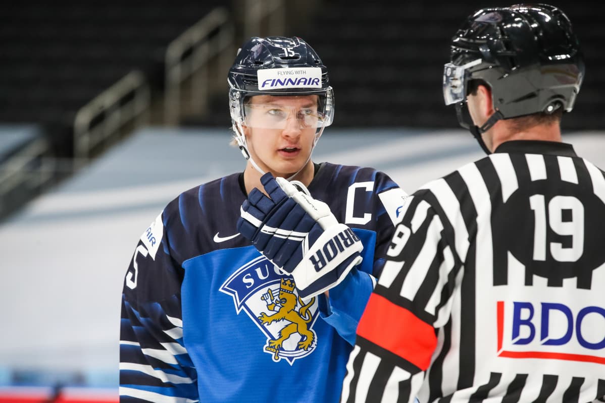 Anton Lundell puhuu tuomarin kanssa jäällä.