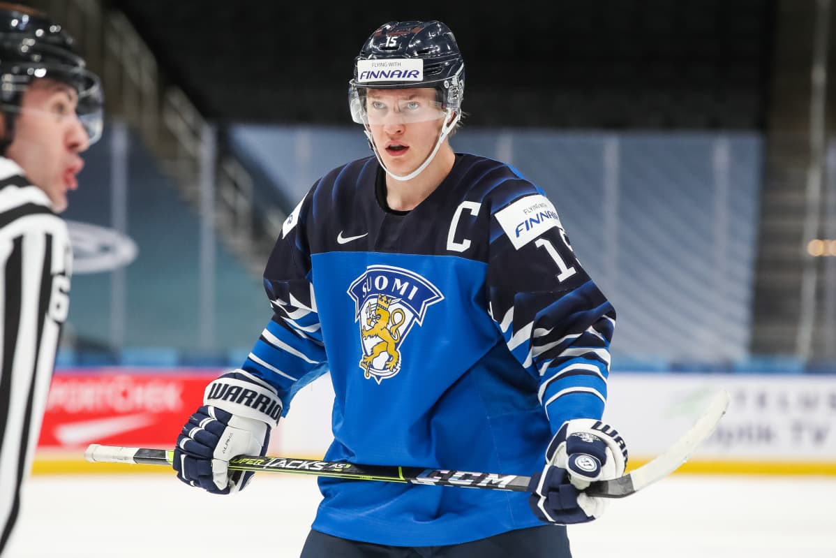 Nuorten Leijonien Anton Lundell aloituksessa.