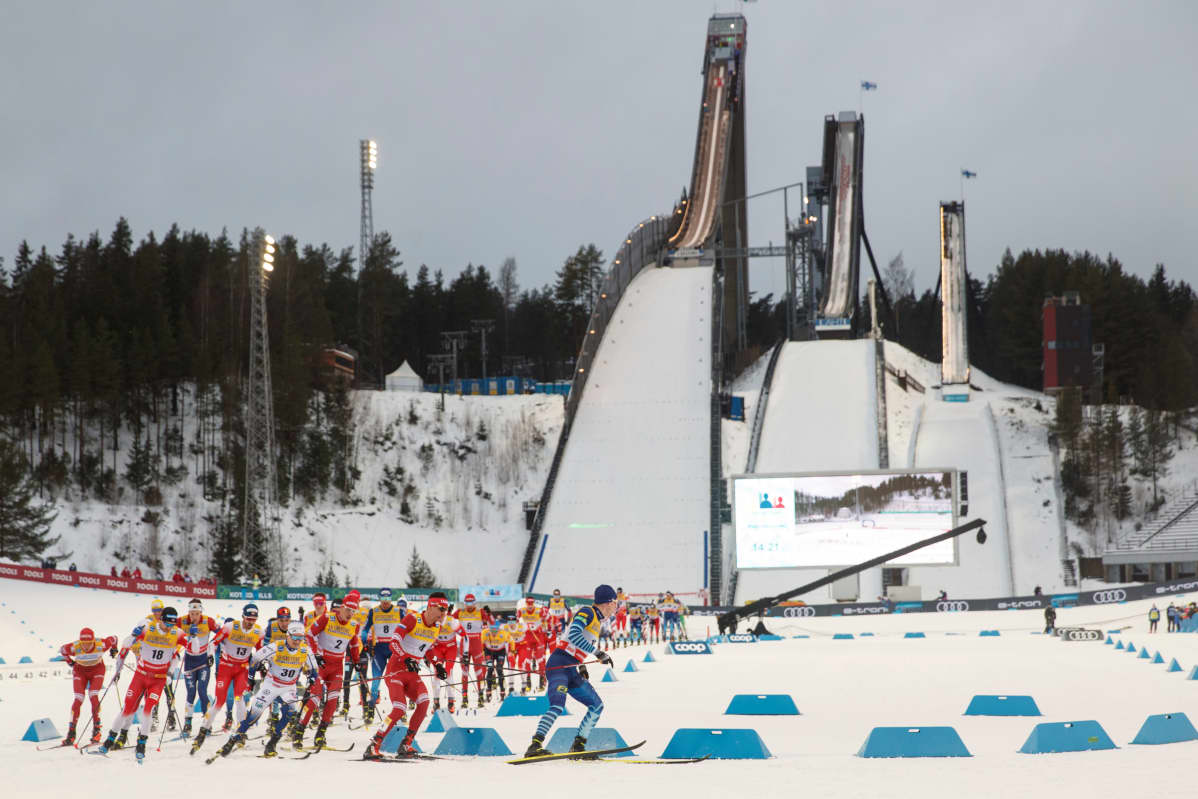 15 kilometrin perinteisen hiihtotavan osuus on paketissa. Iivo Niskanen johdattaa letkan suksienvaihtoon.