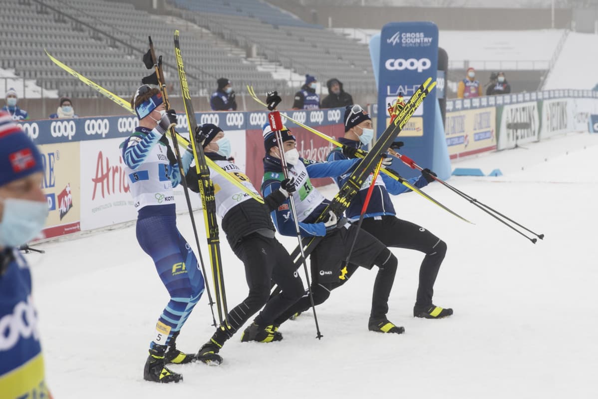 Suomen miesten viestijoukkue tuulettaa kakkossijaa maalialueella Lahden maailmancupissa.