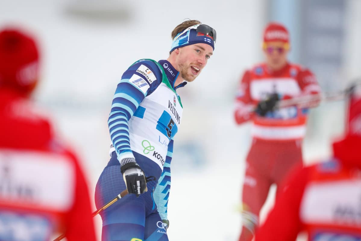 Joni Mäki hymyili leveästi ratkaistuaan kakkospaikan miesten viestissä Lahden maailmancupissa.