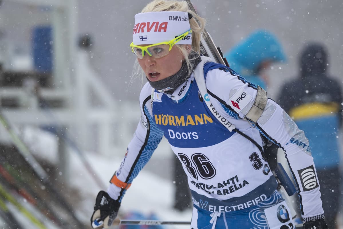 Mari Eder hiihtä ampumahiihtokisassa.