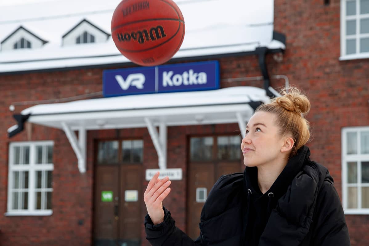 Linda Lehtoranta poseeraa koripallon kanssa Kotkan juna-asemalla.