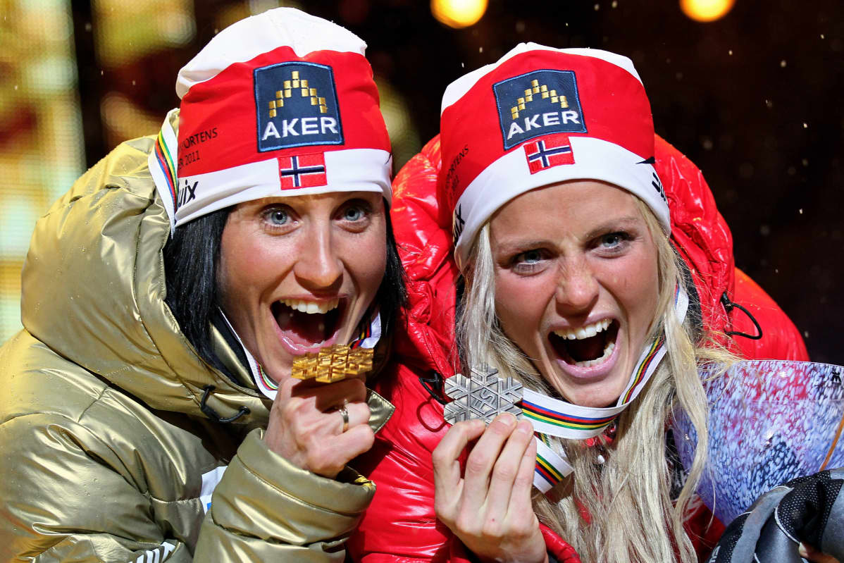 Marit Björgen ja Therese Johaug voittivat 2010-luvulla 20:stä jaossa olleista henkilökohtaisesta MM-kullasta peräti 17. Björgenille voittoja kertyi kymmenen, Johaugille seitsemän. Kuva vuoden 2011 Oslon MM-kisojen yhdistelmäkilpailun palkintojenjaosta.