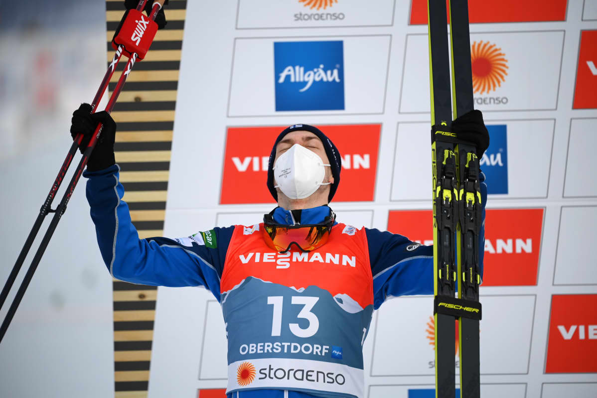 Ilkka Herola saavutti ensimmäisen aikuisten arvokisamitalinsa voittamalla MM-hopeaa Oberstdorfin normaalimäen ja 10 hiihtokilometrin kisassa.