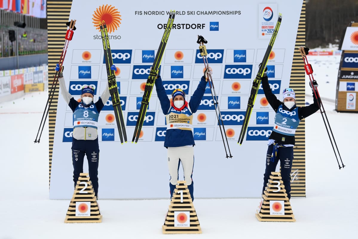 Frida Karlsson, Therese Johaug ja Ebba Andersson juhlivat kärkikolmikkona naisten yhdistelmäkilpailussa.