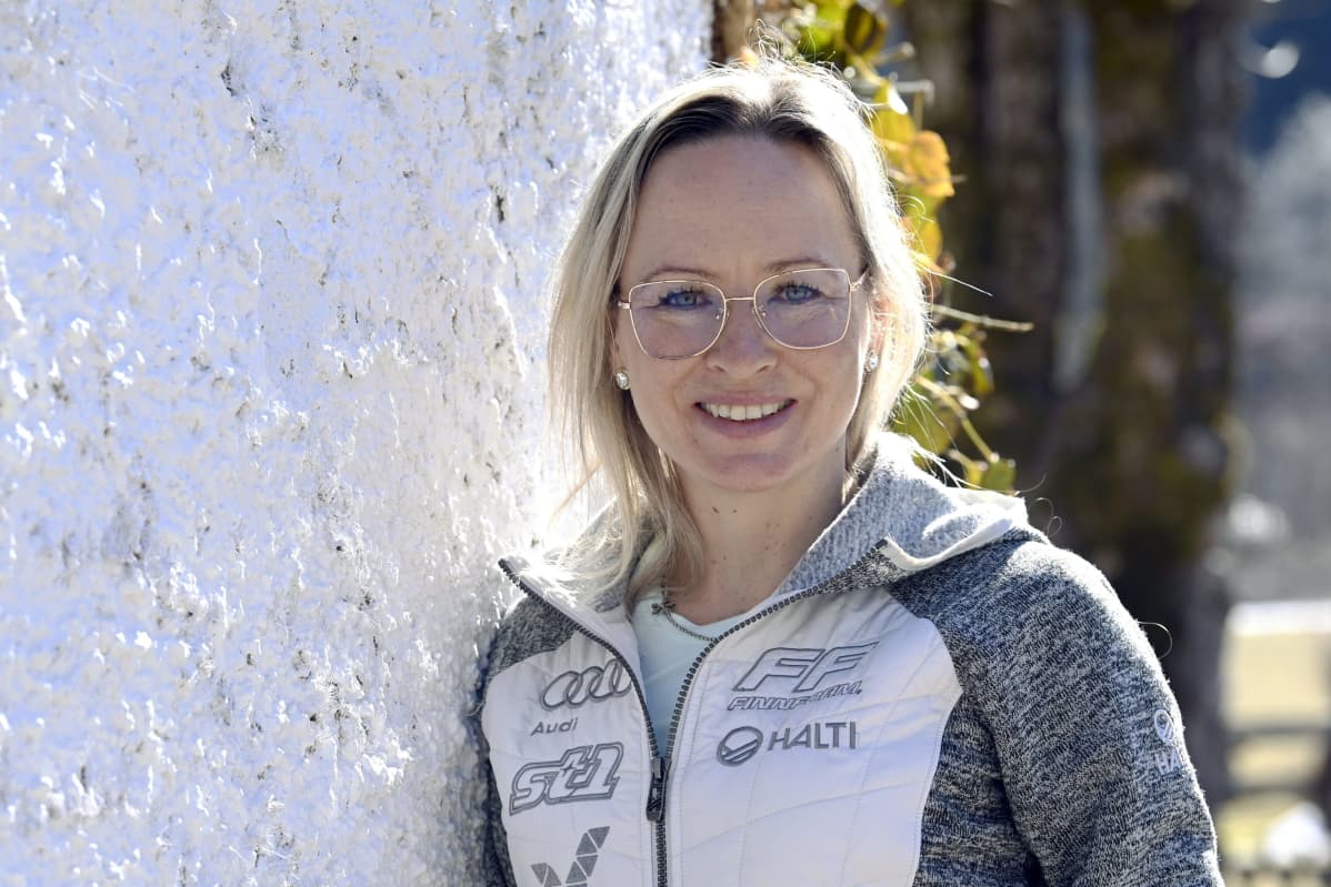 Riitta-Liisa Roponen hymyilee kameralle.