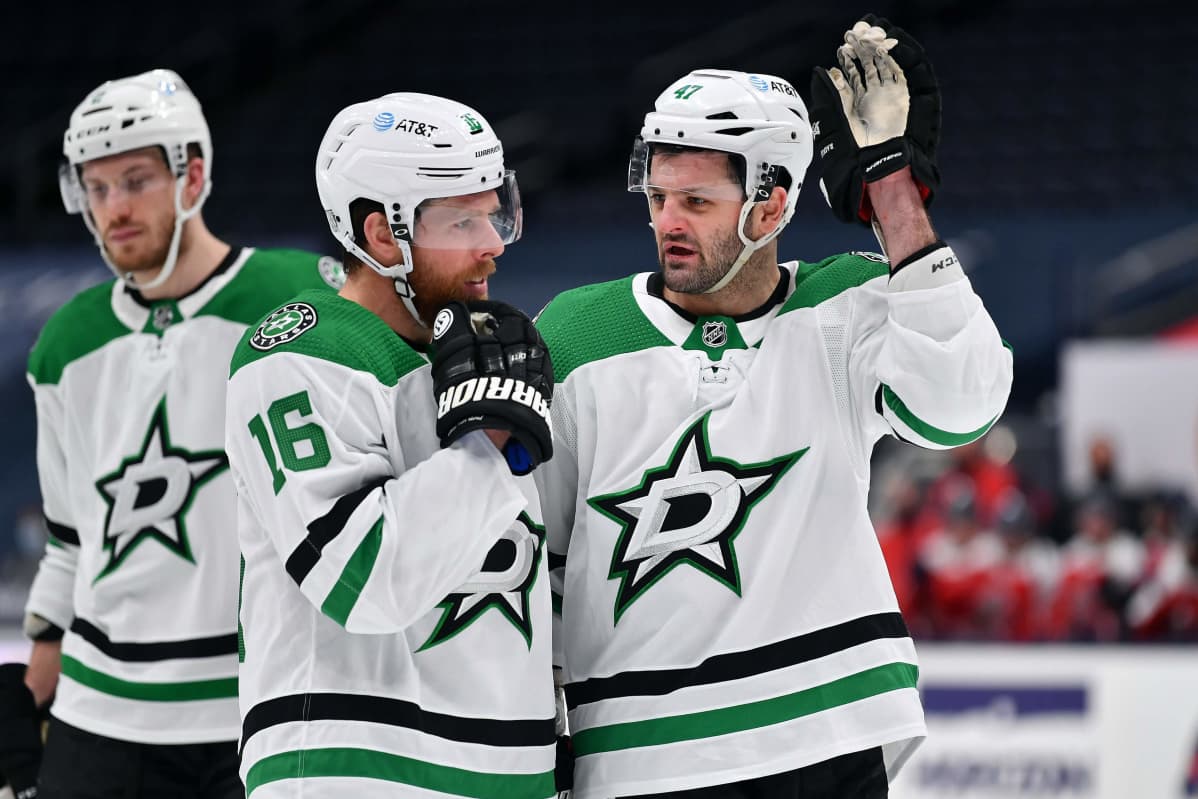 Joe Pavelski (vas.) ja Aleksander Radulov keskustelevat kaukalossa.