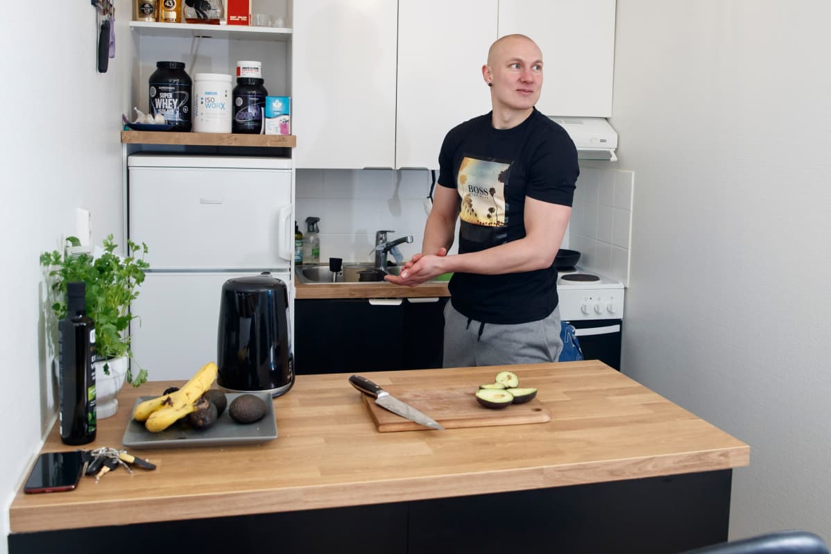 Johannes Laaksonen tekee välipalaa keittiössä.