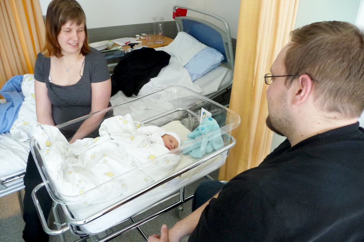 Tanja-Maija ja Sampsa Virta sekä heidän tyttövauvansa.