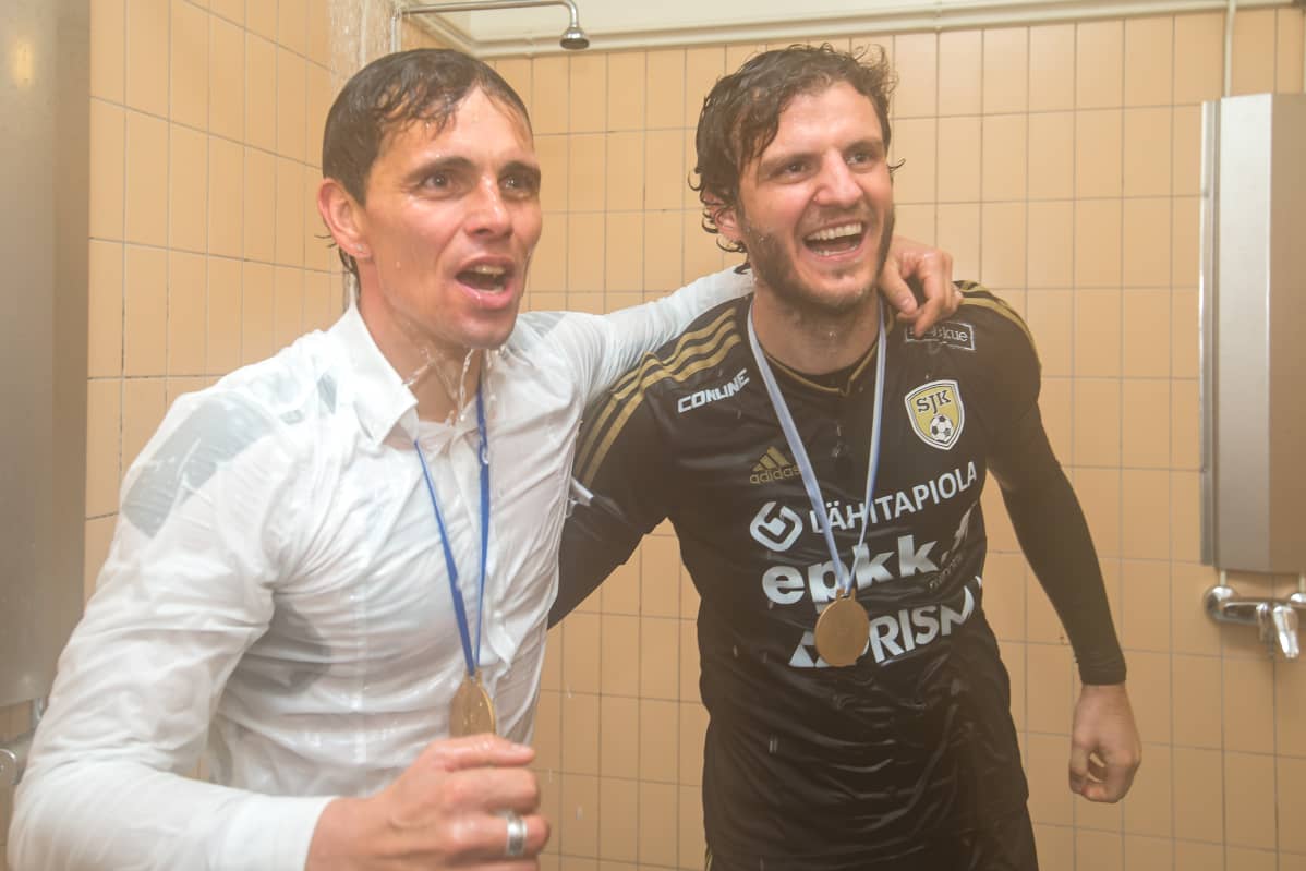 Simo Valakari ja Mehmet Hetemaj mestaruussuihkussa 2015
