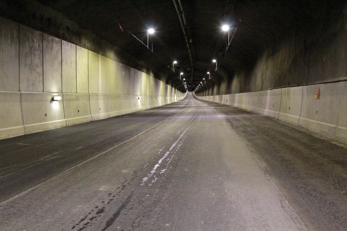 Vastapäällystetty, tyhjä tunneli.