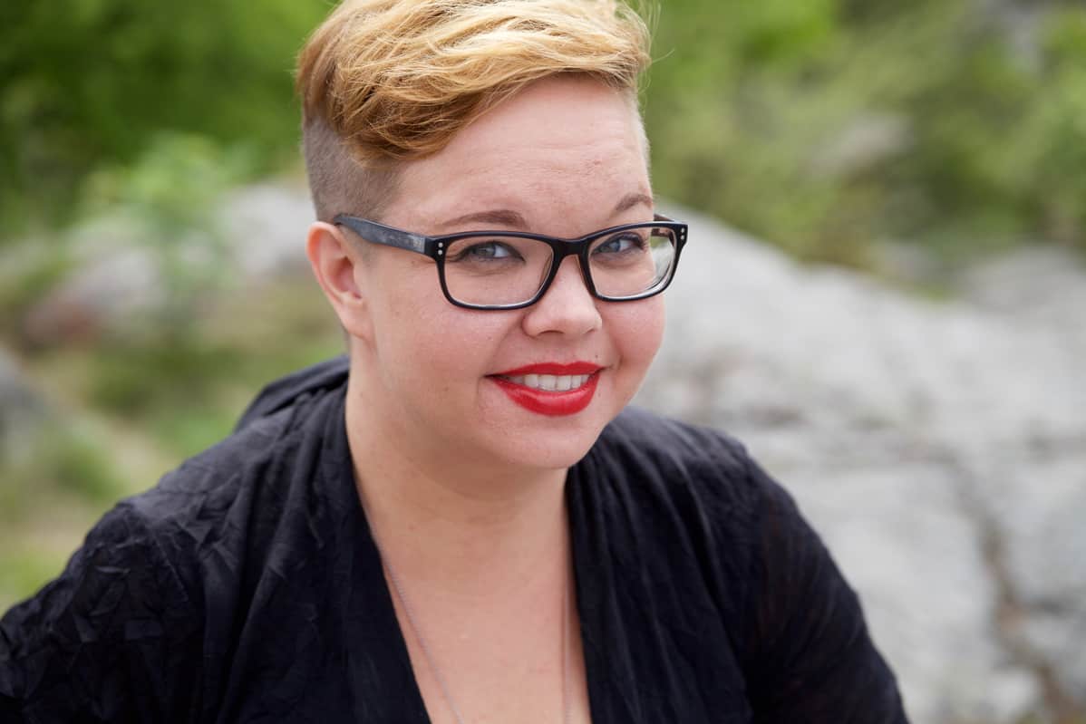Kirjailija Salla Simukka